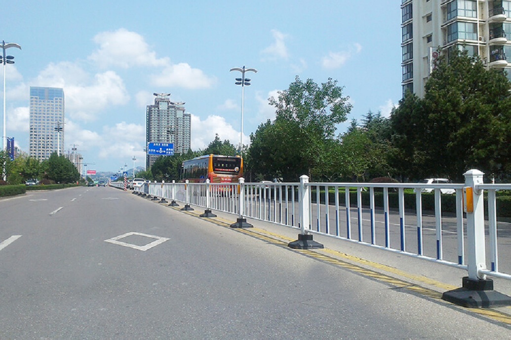 愛可青市政護欄用在武漢市政建設，共15萬米